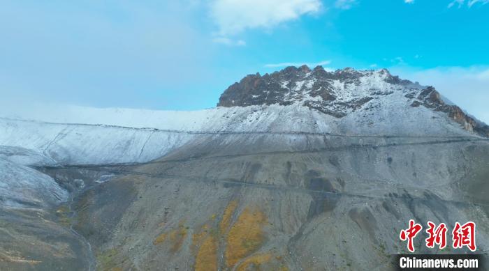 圖為邊壩縣降雪時(shí)夏貢拉山段路況?！∵厜慰h融媒體中心供圖