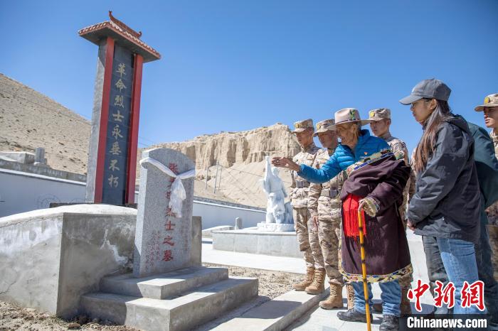 圖為在西藏阿里地區(qū)札達(dá)縣烈士陵園，82歲的次仁南杰老人為軍民代表講述新舊西藏的變化。　劉曉東 攝