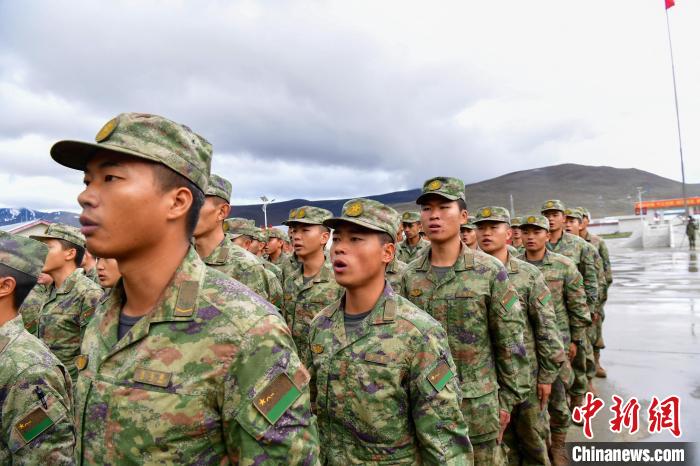 新兵重溫軍人誓詞。　賈治星 攝