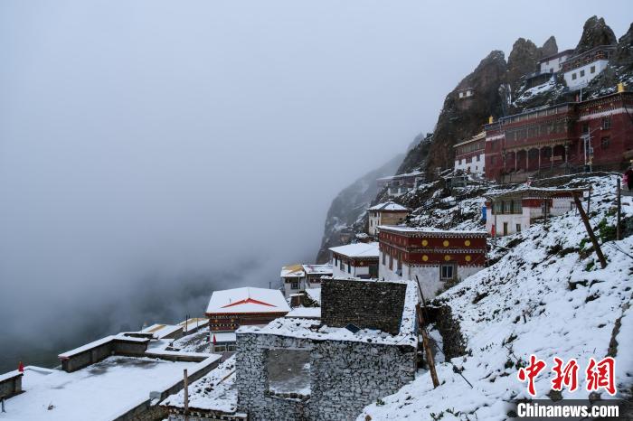 位于孜珠山頂?shù)乃聫R被云霧環(huán)繞，猶如仙境。　江飛波 攝