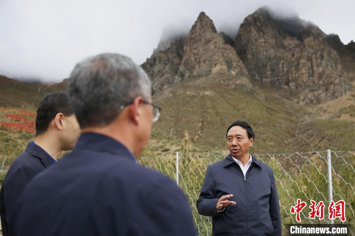 圖為西藏自治區(qū)人大常委會副主任、拉薩南北山綠化指揮部副總指揮江白(右)?！∝暣_ 攝