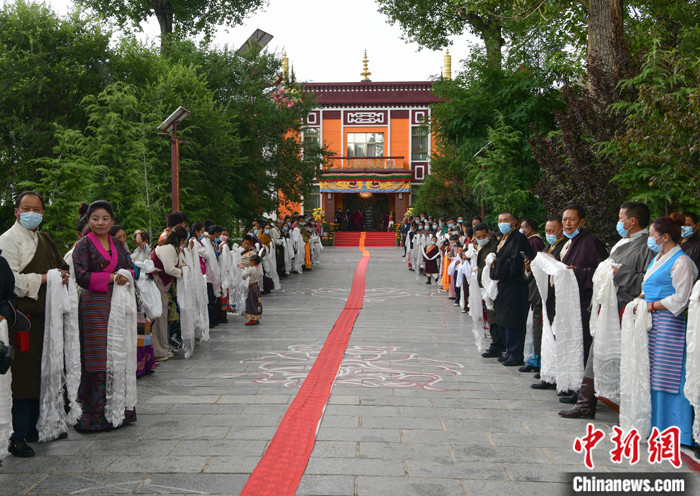 7月30日，在位于拉薩的雪林多吉頗章內(nèi)，各族各界信眾列隊(duì)歡迎班禪回藏?！?lt;a target='_blank' ><p  align=