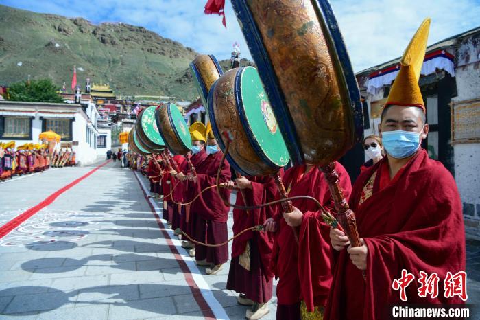 8月8日，班禪回到駐錫地扎什倫布寺，僧人們以最高規(guī)格的藏傳佛教傳統(tǒng)儀式迎接班禪到來。　 貢嘎來松 攝