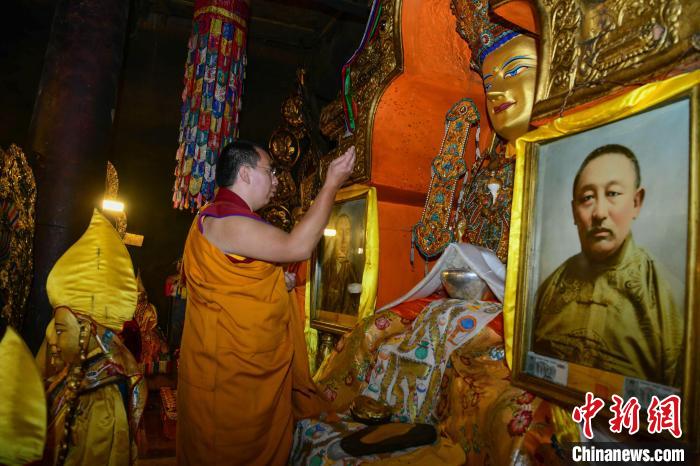 8月8日，班禪在扎什倫布寺措欽大殿朝拜佛祖釋迦牟尼佛像。　 貢嘎來松 攝