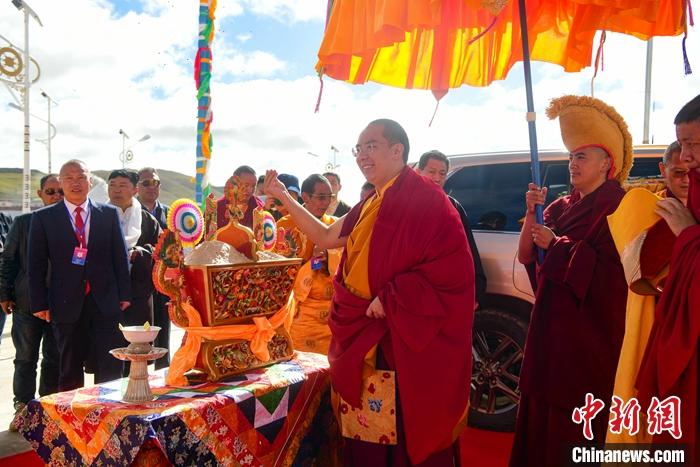 8月26日，班禪來(lái)到安多縣白日寺禮佛、講經(jīng)，該寺以最高禮儀迎請(qǐng)班禪。<a target='_blank' ><p  align=