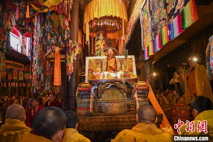 10月27日，扎什倫布寺舉行吉祥祈愿法會，慶祝班禪額爾德尼·確吉杰布獲得“嘎欽”學(xué)位。圖為班禪在法會上帶領(lǐng)僧人誦經(jīng)。<a target='_blank' ><p  align=