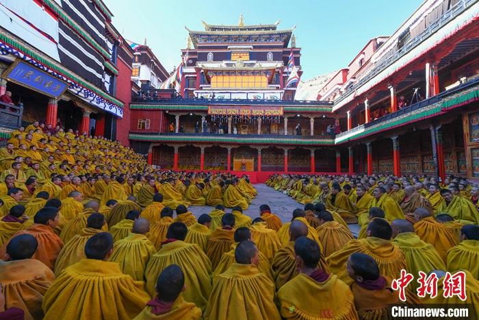 10月26日，班禪在扎什倫布寺多加大院參加“嘎欽”學(xué)位立宗答辯，全寺僧人齊聚一堂，共同見證這一殊勝時刻。<a target='_blank' ><p  align=