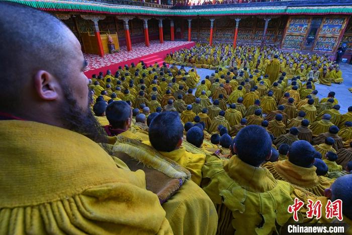 10月26日，班禪在扎什倫布寺參加“嘎欽”學(xué)位立宗答辯。圖為扎寺僧人在多加大院集體誦經(jīng)祈福。<a target='_blank' ><p  align=