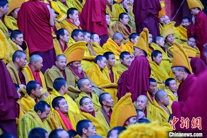 10月26日，班禪在扎什倫布寺參加“嘎欽”學(xué)位立宗答辯，圖為扎寺僧人同時在多加大院辯經(jīng)。<a target='_blank' ><p  align=