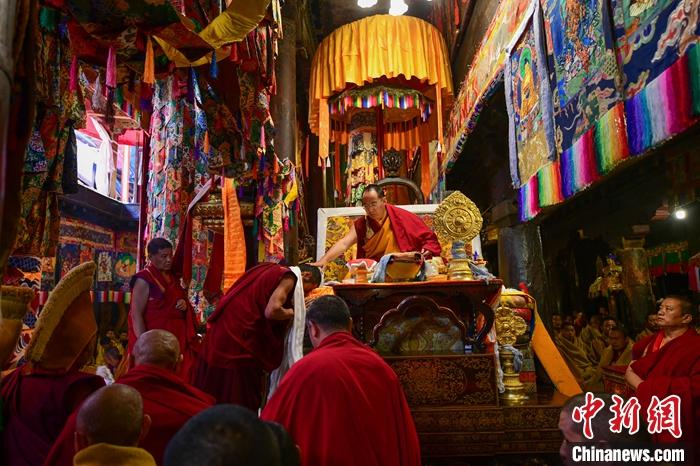 10月27日，扎什倫布寺舉行慶祝班禪額爾德尼·確吉杰布獲得“嘎欽”學(xué)位吉祥祈愿法會，班禪在法會上為僧人摸頂賜福。<a target='_blank' ><p  align=