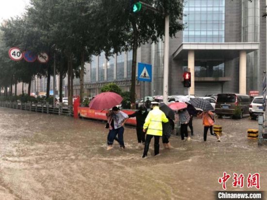 8月28日，青海省東部出現(xiàn)強降水天氣過程，其中西寧地區(qū)出現(xiàn)入汛以來雨量最大、強度最大的強降水過程。西寧交警供圖