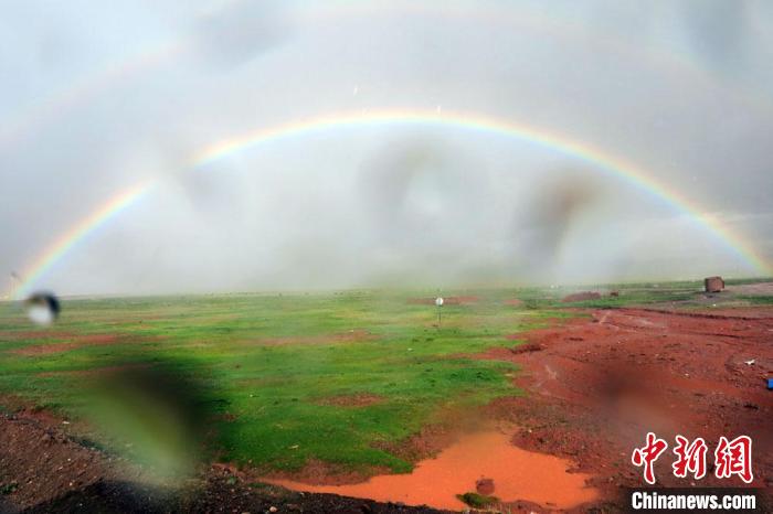 科考隊(duì)員在茲格塘錯采樣返程途中，高原風(fēng)雨彩虹送行?！?lt;a target='_blank' ><p  align=