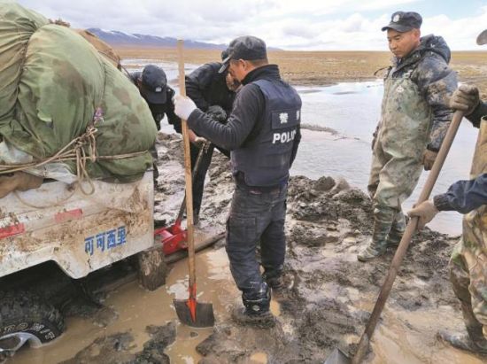 巡山途中車(chē)輛陷入泥坑。