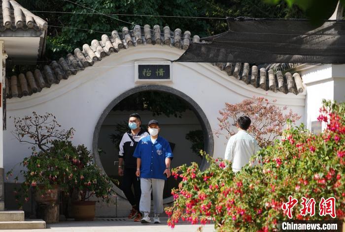 圖為市民在西寧園林植物園內(nèi)觀花賞景。　馬銘言 攝