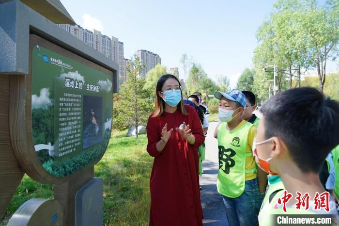 圖為小朋友在青海西寧湟水國家濕地公園內(nèi)學(xué)習(xí)濕地知識(shí)。　馬銘言 攝