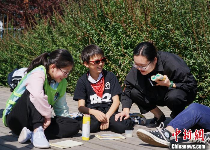 圖為小朋友在青海西寧湟水國家濕地公園內(nèi)認(rèn)識(shí)植物并進(jìn)行繪畫。　馬銘言 攝