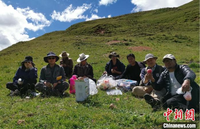 科研團(tuán)隊(duì)在熱魯盆地工作合影?！≈锌圃呵嗖馗咴?供圖