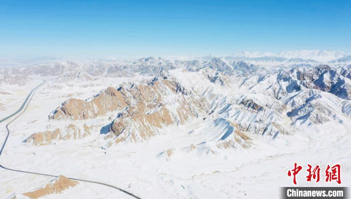 圖為無人機(jī)航拍高原雪景?！《继m縣融媒體中心供圖