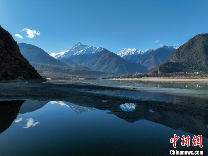 西藏林芝雅魯藏布江和遠(yuǎn)處的雪山?！《拘?攝