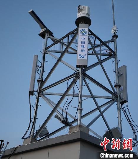 資料圖為建在龍羊峽湖區(qū)內(nèi)的5G基站。　青海移動(dòng)海南分公司供圖