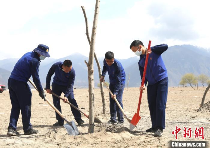 林芝市巴宜區(qū)森林消防中隊志愿服務(wù)隊正在平坑。　西繞拉翁 攝