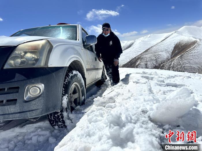 圖為生態(tài)管護(hù)人員準(zhǔn)備在雪地推車?！《“瓦_(dá)杰 攝