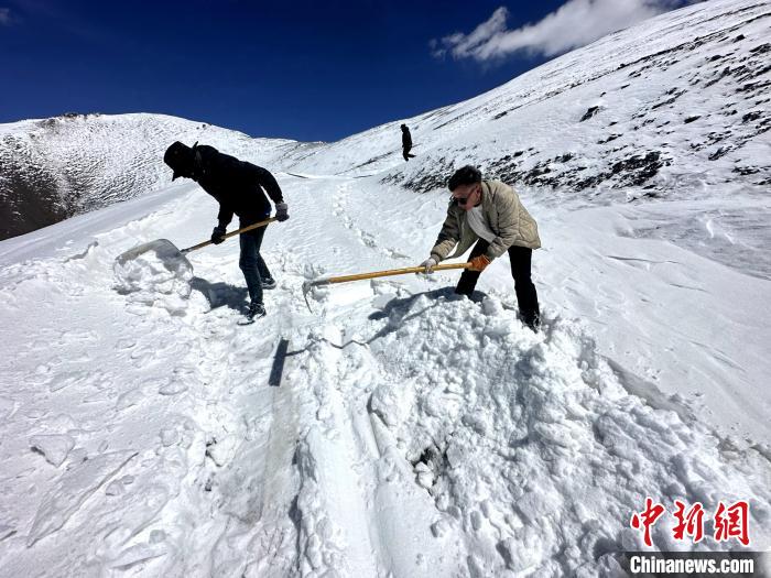 圖為生態(tài)管護(hù)人員在巡護(hù)道路上清雪。　丁巴達(dá)杰 攝