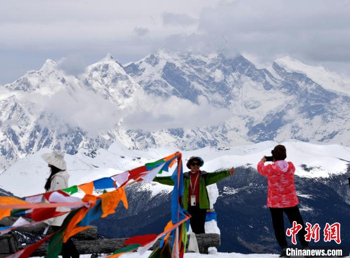 圖為5月14日，西藏林芝色季拉山觀景臺(tái)，游客與南迦巴瓦峰合影?！±盍?攝