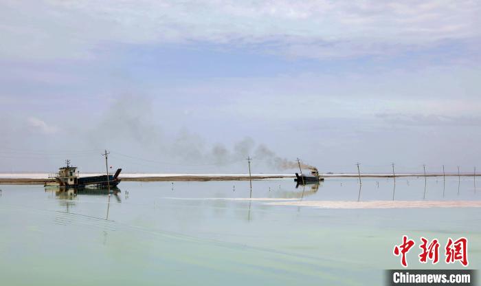 “天空之鏡”青海茶卡鹽湖：迎黃金旅游季，獨(dú)特景色引客來