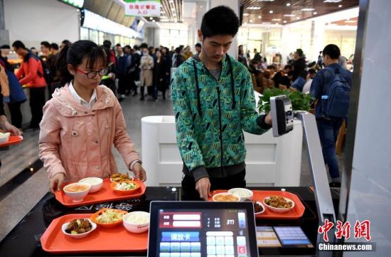 資料圖：某高校食堂學(xué)生在打飯。中新社記者 韓蘇原 攝