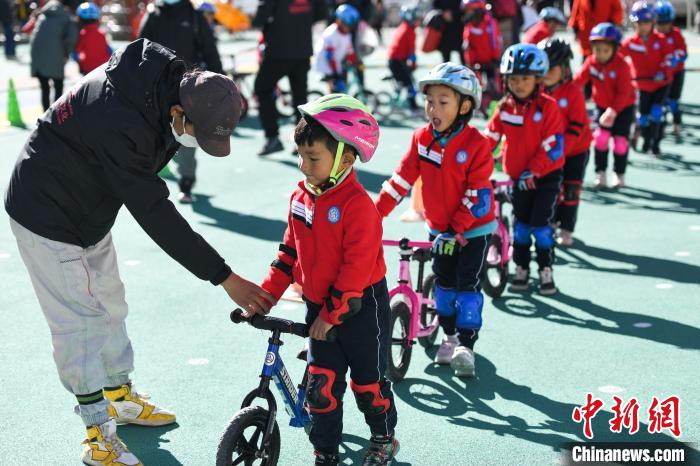 圖為拉薩市實(shí)驗(yàn)幼兒園孩子們?cè)诮叹毜闹笇?dǎo)下練習(xí)滑步車?！『闻罾?攝