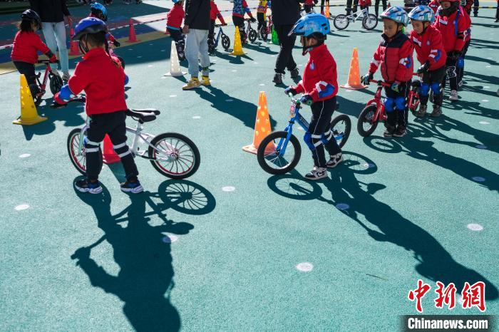 圖為拉薩市實(shí)驗(yàn)幼兒園孩子們正在練習(xí)滑步車?！『闻罾?攝