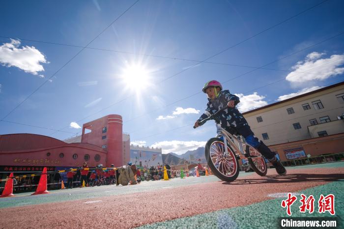 圖為拉薩市實(shí)驗(yàn)幼兒園孩子們正在練習(xí)滑步車?！『闻罾?攝