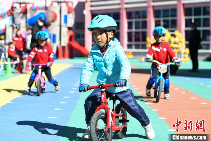 圖為拉薩市實(shí)驗(yàn)幼兒園孩子們正在練習(xí)滑步車?！『闻罾?攝