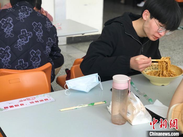 3月17日，西藏大學(xué)學(xué)生正在學(xué)校食堂用餐，餐桌上寫著“按需取餐，切勿浪費(fèi)”?！∪轿木?攝