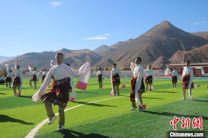 圖為青海師范大學(xué)附屬玉樹(shù)實(shí)驗(yàn)學(xué)校學(xué)生在綠茵場(chǎng)跳起囊謙古舞—卓根瑪。　程雨 攝