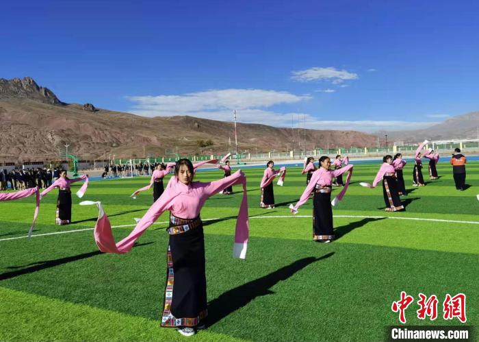 圖為青海師范大學(xué)附屬玉樹實(shí)驗(yàn)學(xué)校學(xué)生在綠茵場跳起囊謙古舞—卓根瑪。　白劼 攝