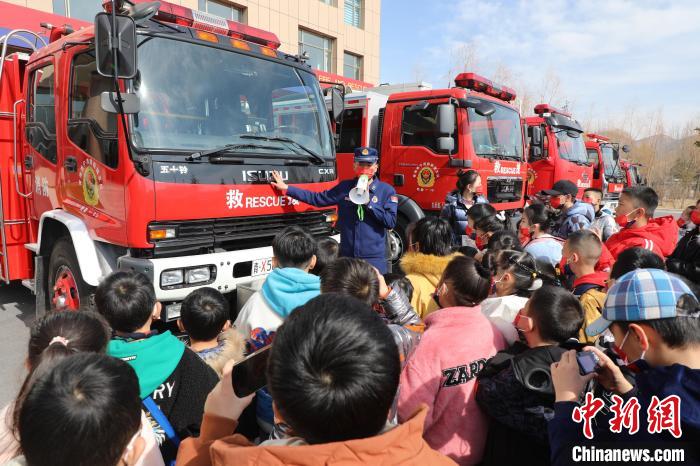 圖為消防員向小朋友們講解消防車?！铨埥?攝