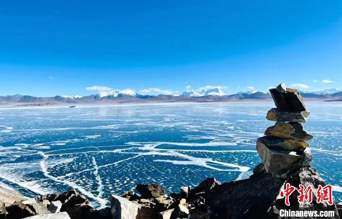 圖為普瑪江塘鄉(xiāng)境內的雪山、冰湖美景?！±丝ㄗ涌h網信辦供圖