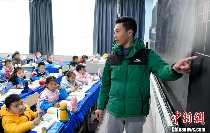 3月14日，西藏拉薩市第一小學藏語文老師拉巴次仁在課堂上。　李林 攝