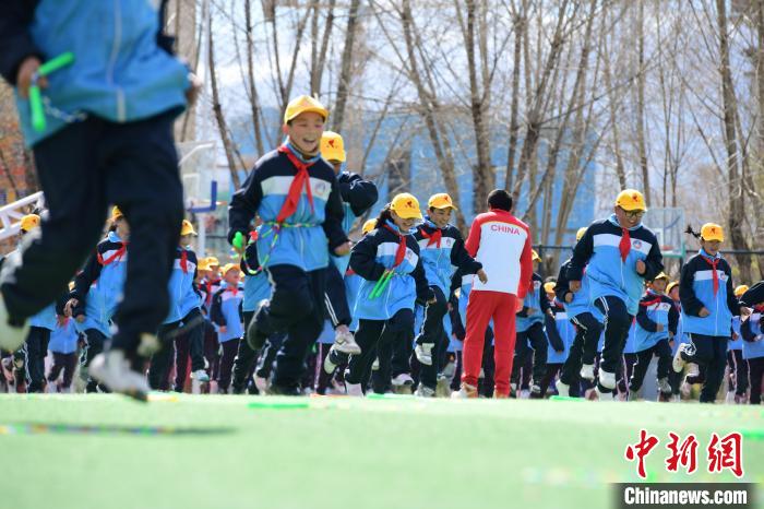 圖為學生在跳繩教練齊景龍的指導下做準備運動。　貢嘎來松 攝