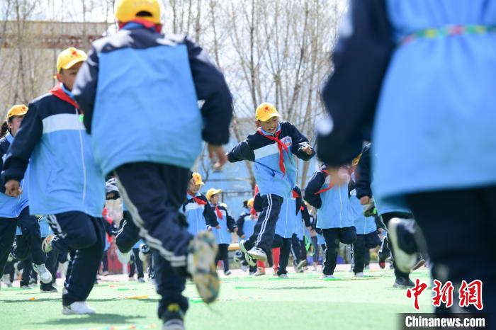 圖為學生在跳繩教練齊景龍的指導下做準備運動?！∝暩聛硭?攝