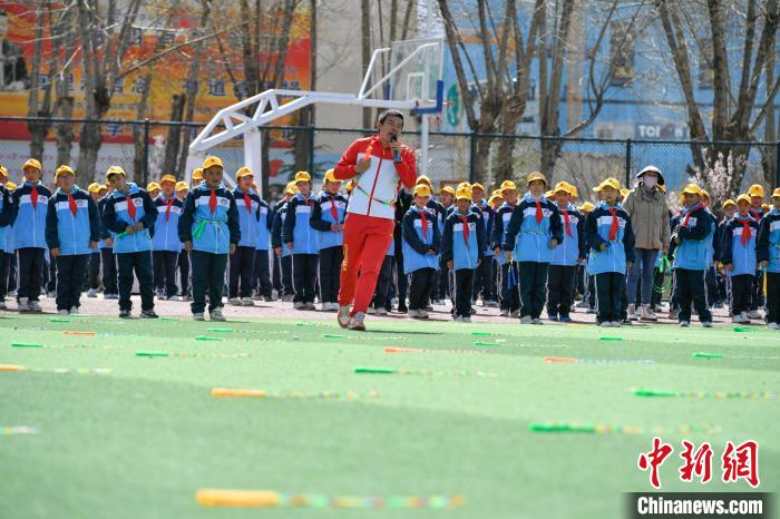 圖為學生在跳繩教練齊景龍的指導下做準備運動?！∝暩聛硭?攝