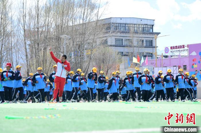 圖為學生在跳繩教練齊景龍的指導下做準備運動?！∝暩聛硭?攝