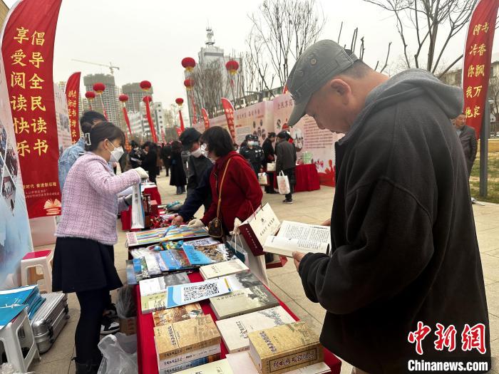 圖為民眾在活動(dòng)現(xiàn)場(chǎng)讀書、購書。　李雋 攝