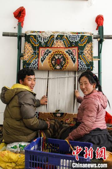 圖為1月15日，在日喀則市謝瑪氆氌農(nóng)村合作社，拉孜村一對夫婦在編織卡墊(資料圖)?！≮w朗 攝