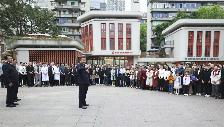 2024年4月22日至24日，中共中央總書記、國家主席、中央軍委主席習(xí)近平在重慶考察。這是22日下午，習(xí)近平在九龍坡區(qū)謝家灣街道民主村社區(qū)考察時(shí)，同社區(qū)居民親切交流。新華社記者 鞠鵬 攝