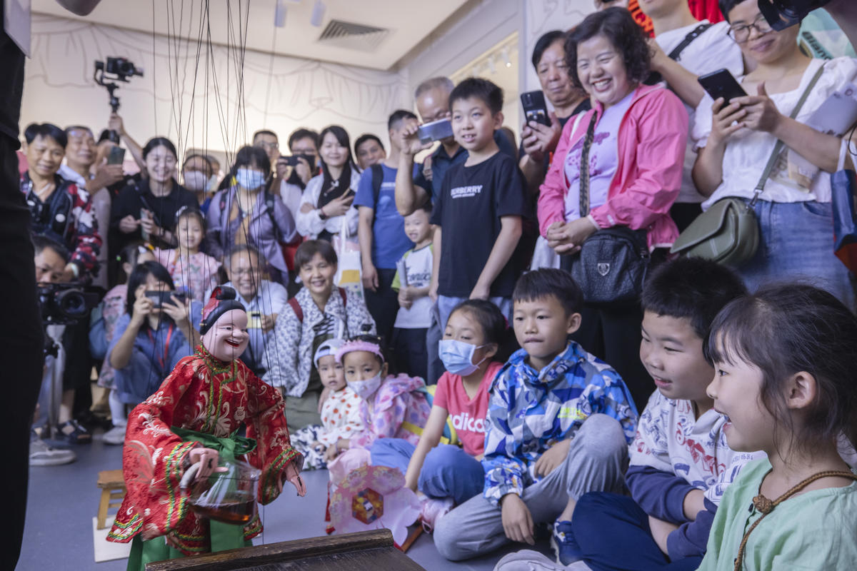 5月1日，廣州市白鵝潭大灣區(qū)藝術(shù)中心非物質(zhì)文化遺產(chǎn)館內(nèi)，精彩的梅縣提線木偶戲表演吸引了眾多游客駐足觀賞。 來源：人民圖片網(wǎng)