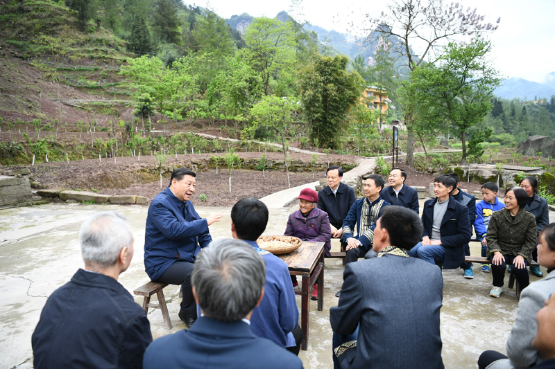 2019年4月15日至17日，中共中央總書記、國家主席、中央軍委主席習近平在重慶考察，并主持召開解決“兩不愁三保障”突出問題座談會。這是4月15日下午，習近平在石柱土家族自治縣中益鄉(xiāng)華溪村同村民代表、基層干部、扶貧干部、鄉(xiāng)村醫(yī)生等圍坐在一起，共話脫貧攻堅。新華社記者 謝環(huán)馳 攝