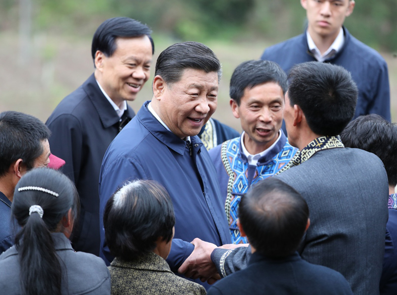 2019年4月15日至17日，中共中央總書記、國家主席、中央軍委主席習近平在重慶考察，并主持召開解決“兩不愁三保障”突出問題座談會。這是4月15日下午，習近平在石柱土家族自治縣中益鄉(xiāng)華溪村同村民親切交流。新華社記者 丁海濤 攝